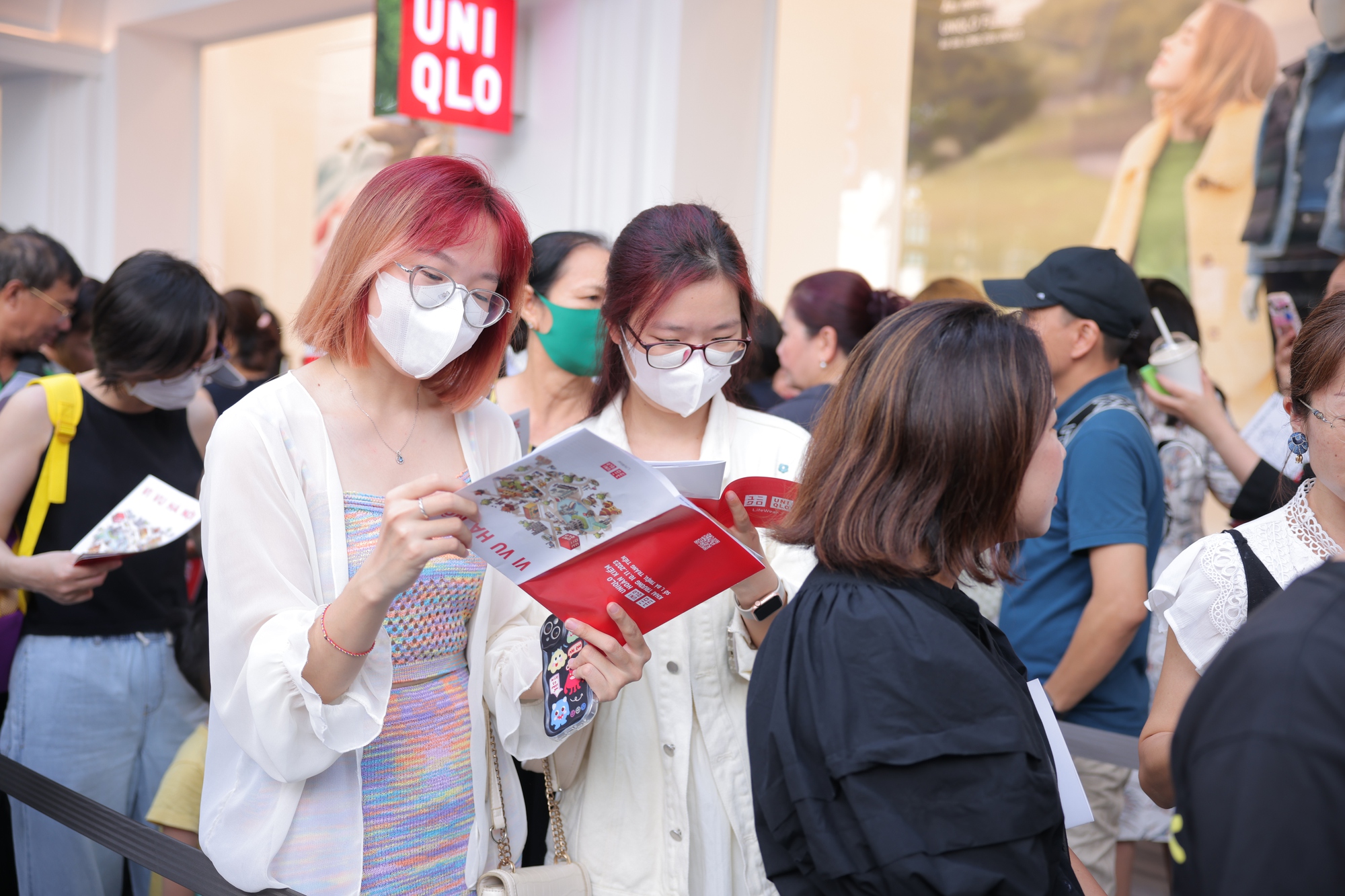 04-tu-som-dong-dao-khach-hang-thu-do-da-xep-hang-cho-den-gio-khai-truong-uniqlo-hoan-kiem-16996021058471777456992-1699604159021-1699604159675537960887